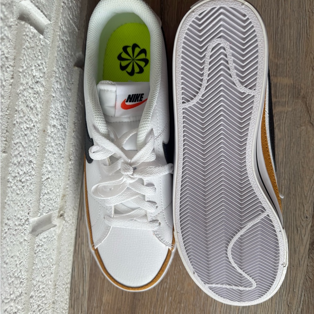 New Nike Court Legacy sneakers let’s with black shoosh without box